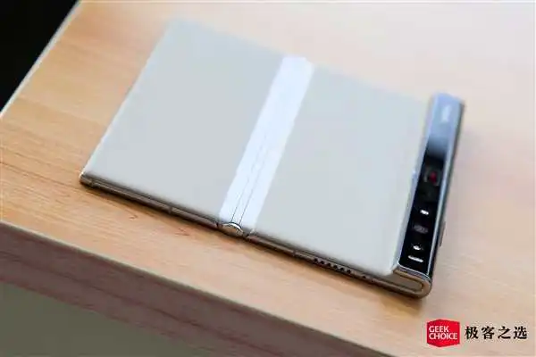 华为最新一代折叠屏手机Mate Xs 2图赏：手感出乎意料的好