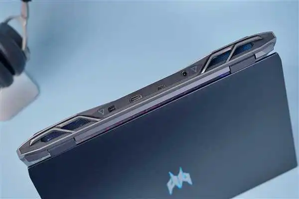 标压12代i7+满血RTX 3060 宏碁掠夺者战斧300游戏本图赏