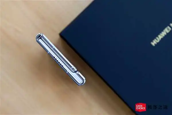 华为最新一代折叠屏手机Mate Xs 2图赏：手感出乎意料的好