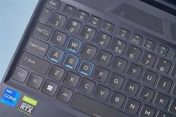 标压12代i7+满血RTX 3060 宏碁掠夺者战斧300游戏本图赏