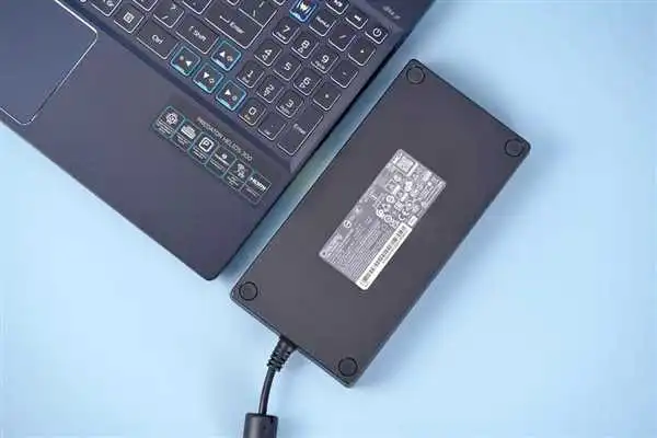 标压12代i7+满血RTX 3060 宏碁掠夺者战斧300游戏本图赏