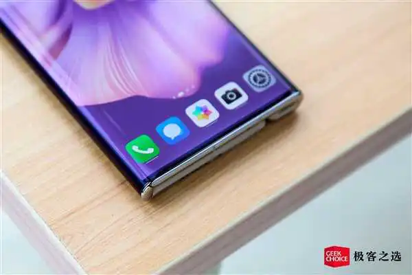 华为最新一代折叠屏手机Mate Xs 2图赏：手感出乎意料的好