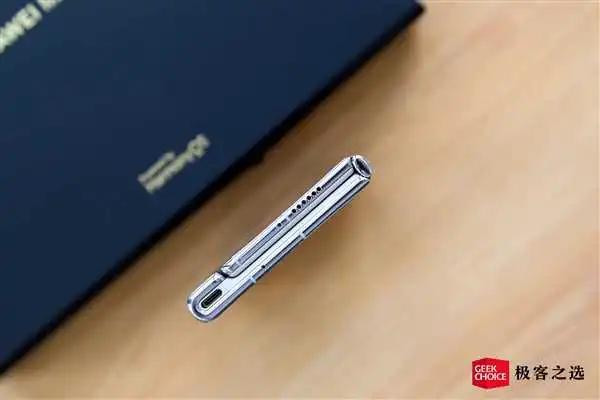 华为最新一代折叠屏手机Mate Xs 2图赏：手感出乎意料的好