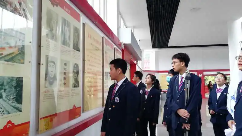 参观烈士纪念馆.jpg