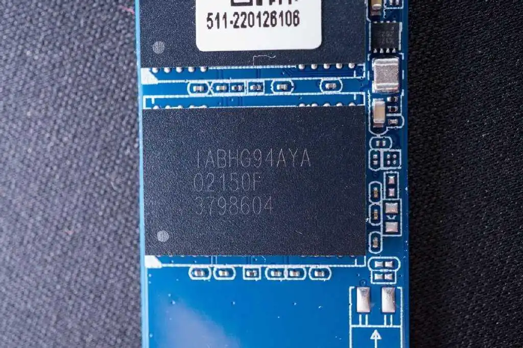 入门PCIe4.0 SSD评测:自带散热马甲、速度双3000MB/s