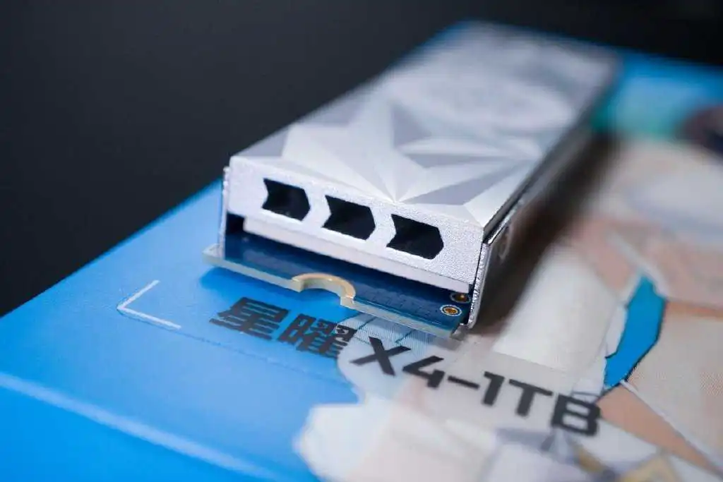入门PCIe4.0 SSD评测:自带散热马甲、速度双3000MB/s