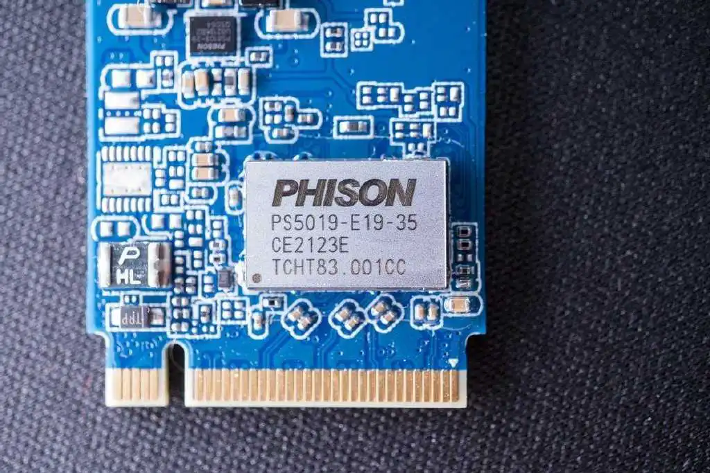 入门PCIe4.0 SSD评测:自带散热马甲、速度双3000MB/s