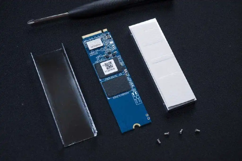 入门PCIe4.0 SSD评测:自带散热马甲、速度双3000MB/s