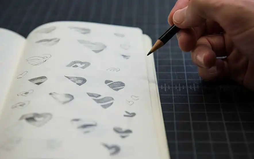 心形logo设计草图.jpg 心形logo设计草图.jpg