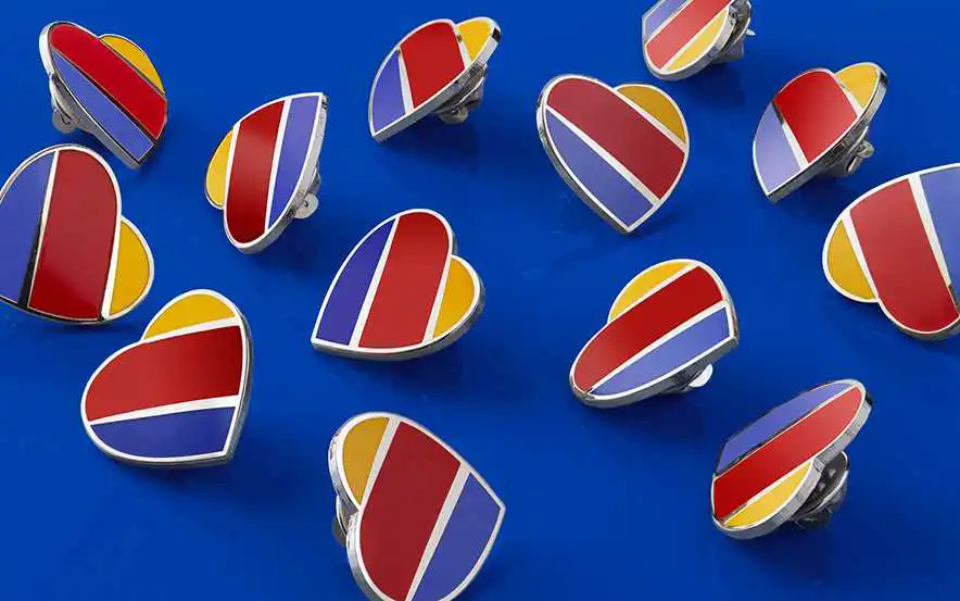 美国西南(Southwest-Airlines)航空公司心形胸针.jpg 美国西南(Southwest-Airlines)航空公司心形胸针.jpg