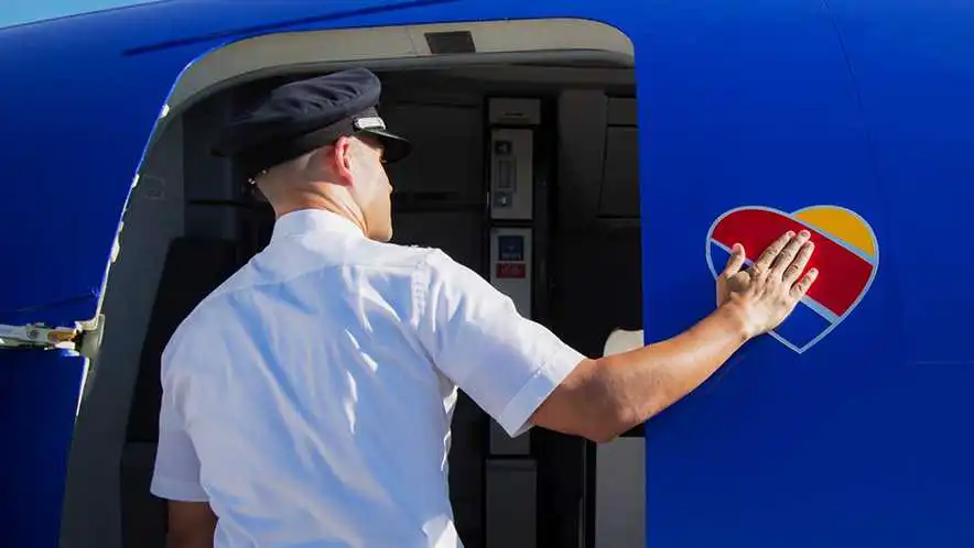 美国西南航空飞机上心形的logo.jpg 美国西南航空飞机上心形的logo.jpg